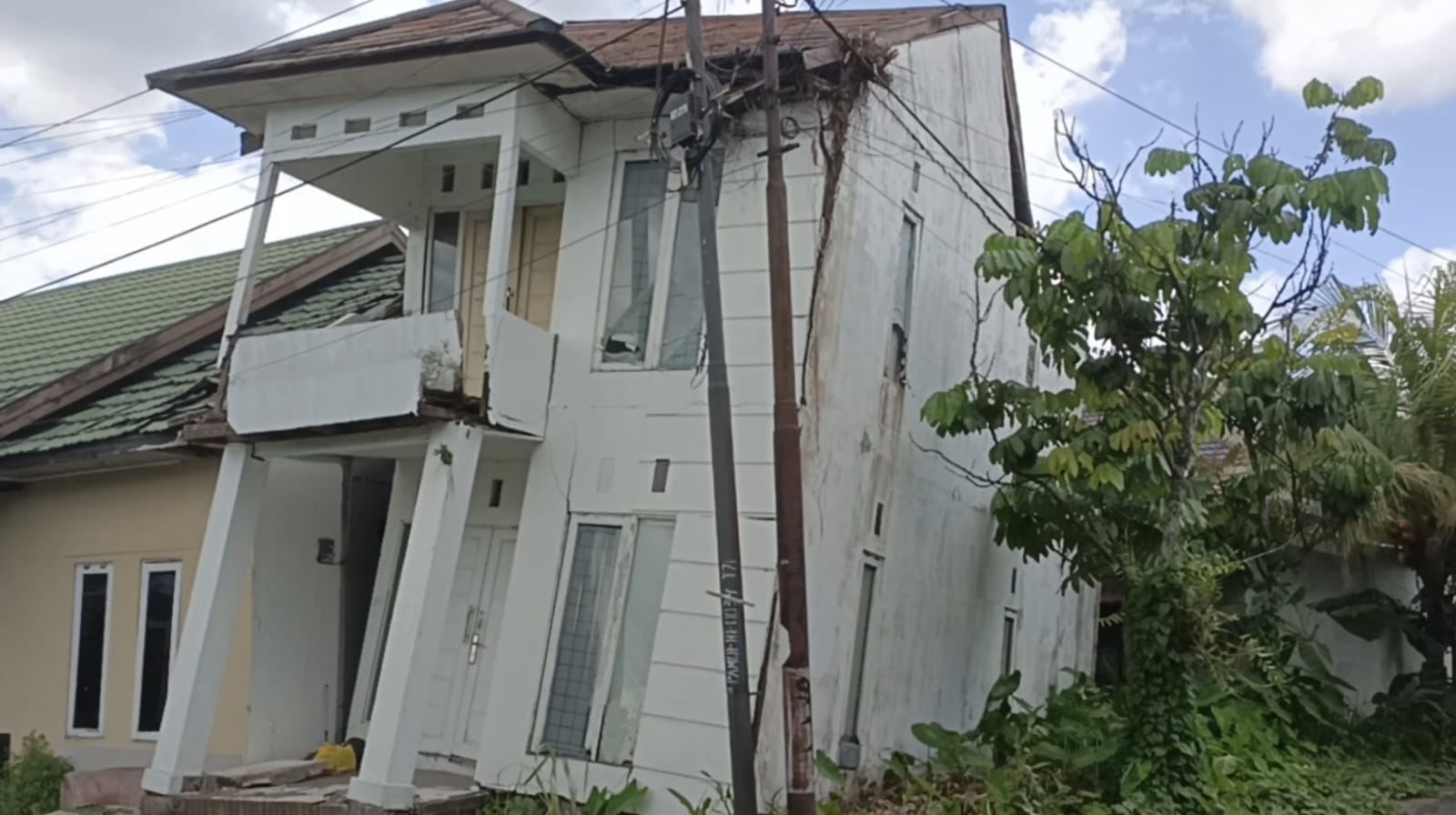 Kondisi rumah retak dan tampak miring (Ahmad Fauzie)