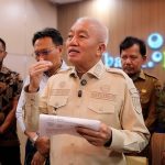 Gubernur Kalimantan Selatan H. Muhidin memberikan keterangan