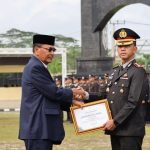 Supian HK dan penyerahan piagam