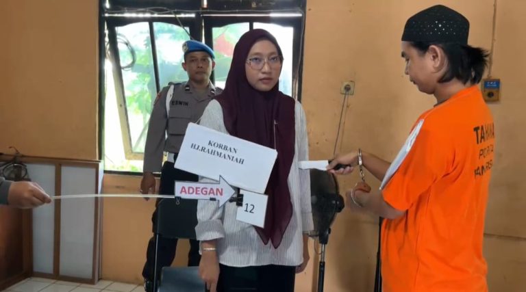 rekontruksi pembunuhan bidan kelayan