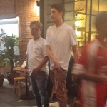 terdakwa-kasus-penipuan-batu-bara-richard-arief-muljadi-saat-tertangkap-kamera-berada-di-bandara-banjarbaru-dan-jakarta-1761574640642_43